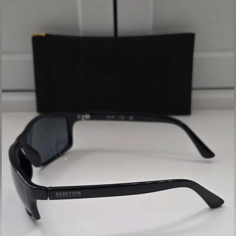 NWT Kenneth Cole Reaction KC1384 Black Wrap Sunglasses Smoke Lens Unisex